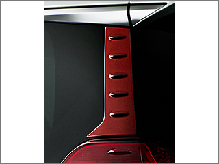 リヤクォーターガーニッシュ（テールランプ側面上部）