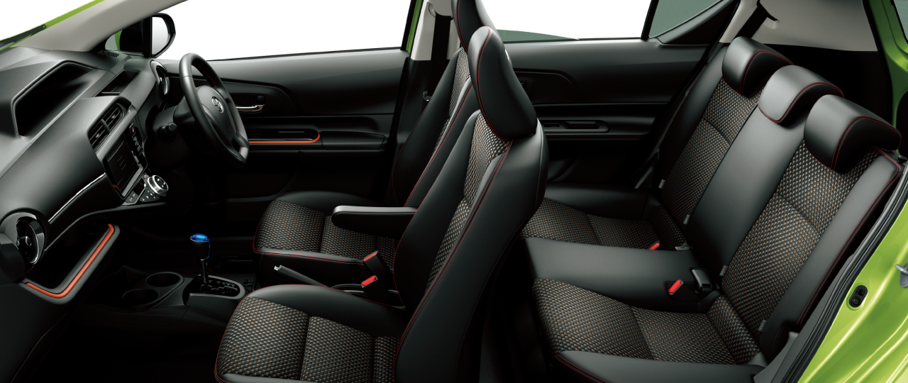 X-URBAN内装色はアクセント：オレンジ［設定色］（合成皮革＋ファブリック）。