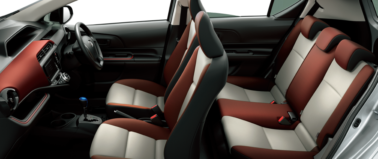 S内装色はブルーブラック(S用ファブリック)。