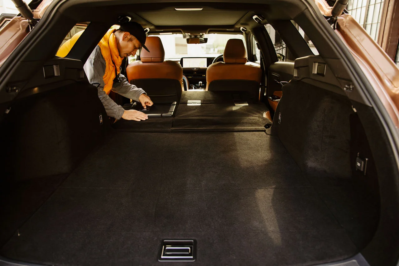SUVとステーションワゴンの融合がコンセプトだけに、荷室の広さはもちろん、フルフラットになる機能も充実している。室内長は2メートルを超えるから、車中泊にも好適だ。