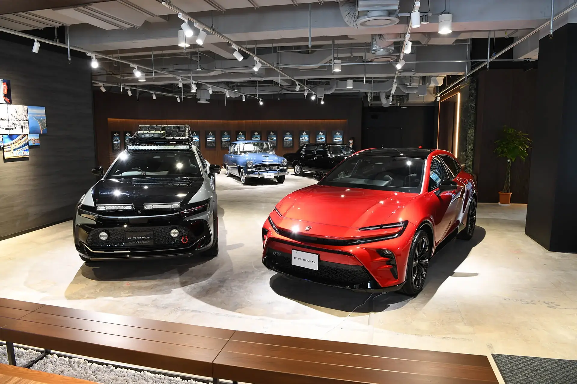 左の車両は非売品のクラウンクロスオーバー アウトドアコンセプト（東京オートサロン2023出展モデル）、右の車両はクラウンスポーツ