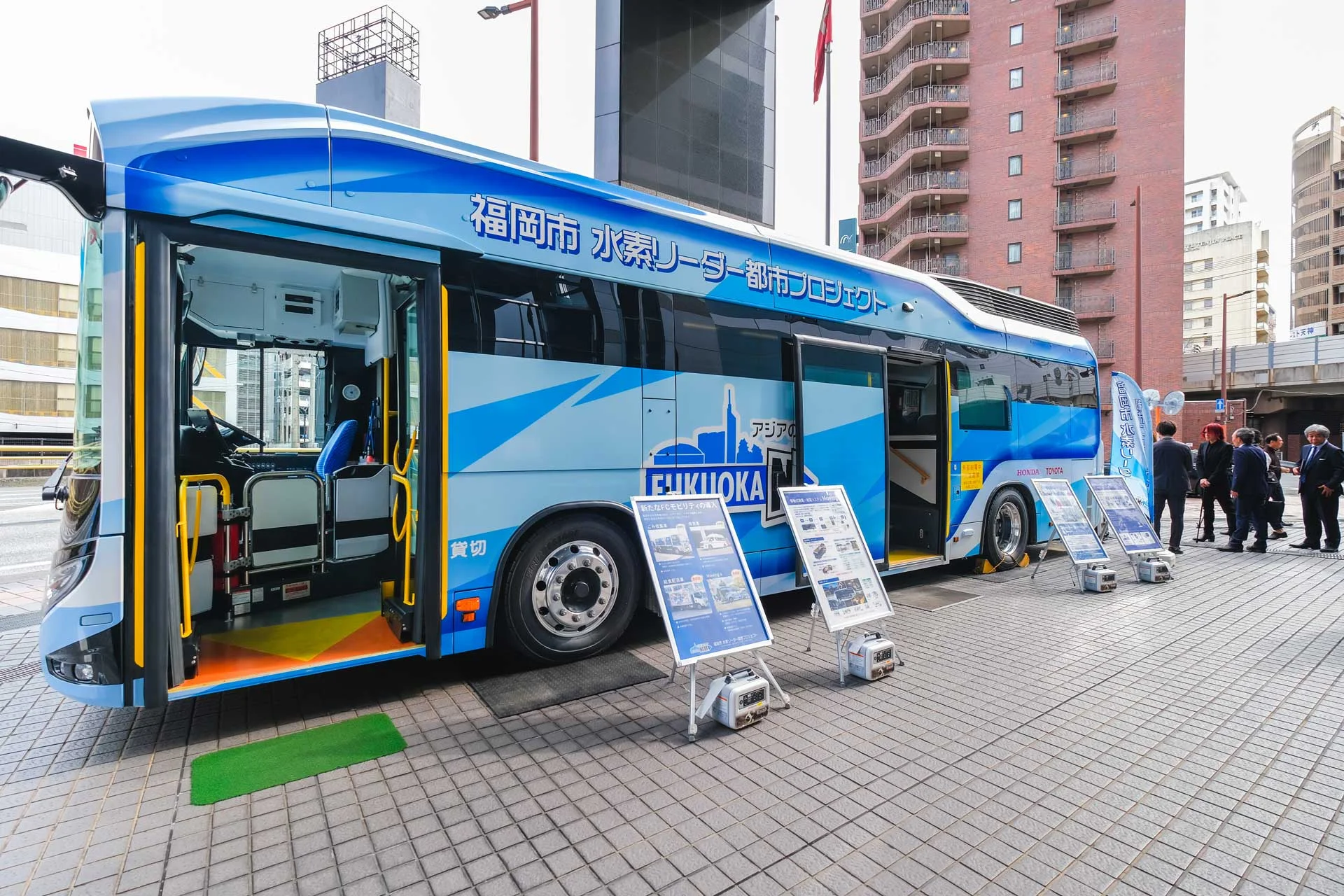 福岡市からは、水素で発電し、電力供給もできる燃料電池バス「Moving e」が展示され、会場への電力供給も行われていた。（Photo by Keiko Tanabe）