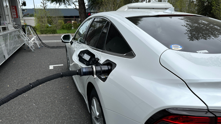 水素の充填はあっけないくらい簡単 手間はガソリン車と変わらない
