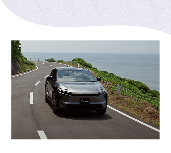 [走っている車の前面画像]