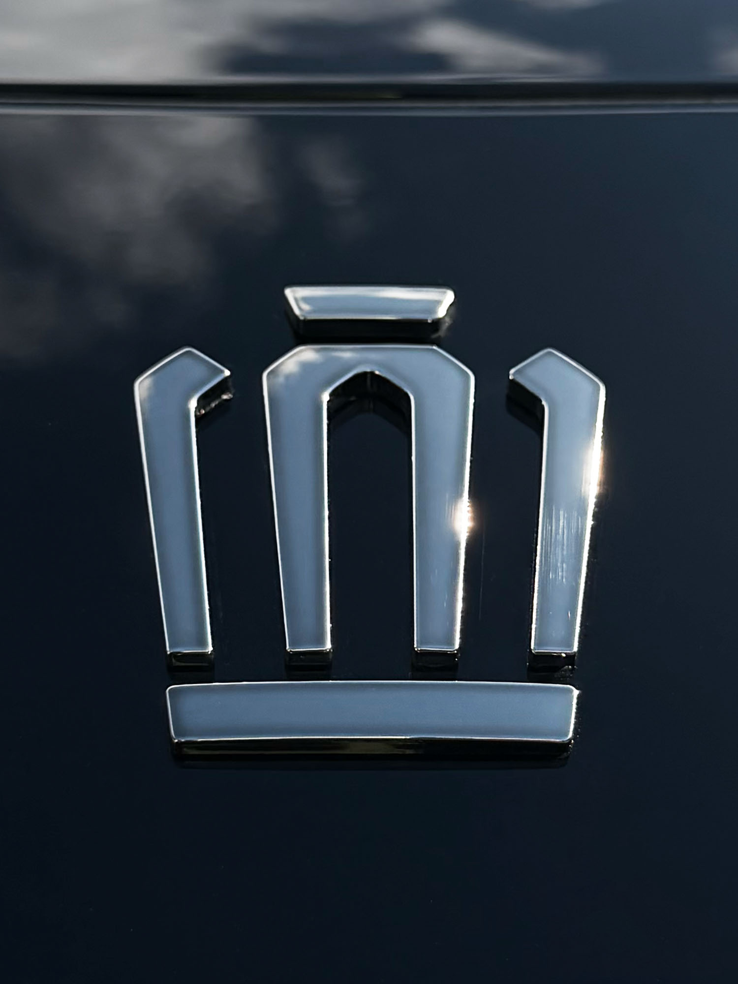 高さを少しズラしたことで、<br class="only-sp">エンブレム以外の部分も画面に入り、<br class="only-sp">距離感が生まれて<br class="only-sp">写真に雰囲気が出ました。