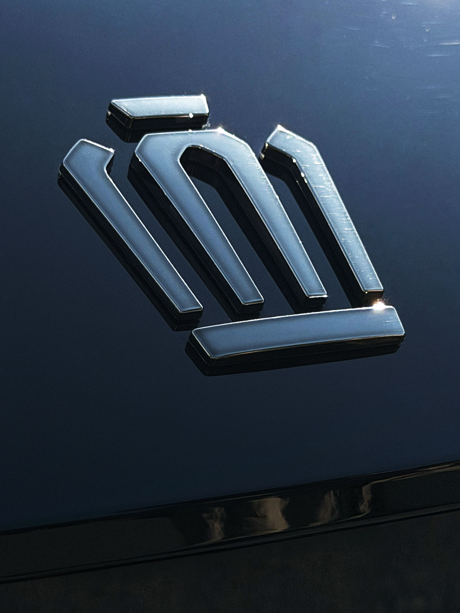 エンブレムの形も<br class="only-sp">しっかり見えてるけど、<br class="only-sp">なおかついい感じに雰囲気も<br class="only-sp">出てるちょうどいいアングルが<br class="only-sp">見つかりましたね！<br class="only-sp">もうひと手間加えて写真を<br class="only-sp">完成させましょう！