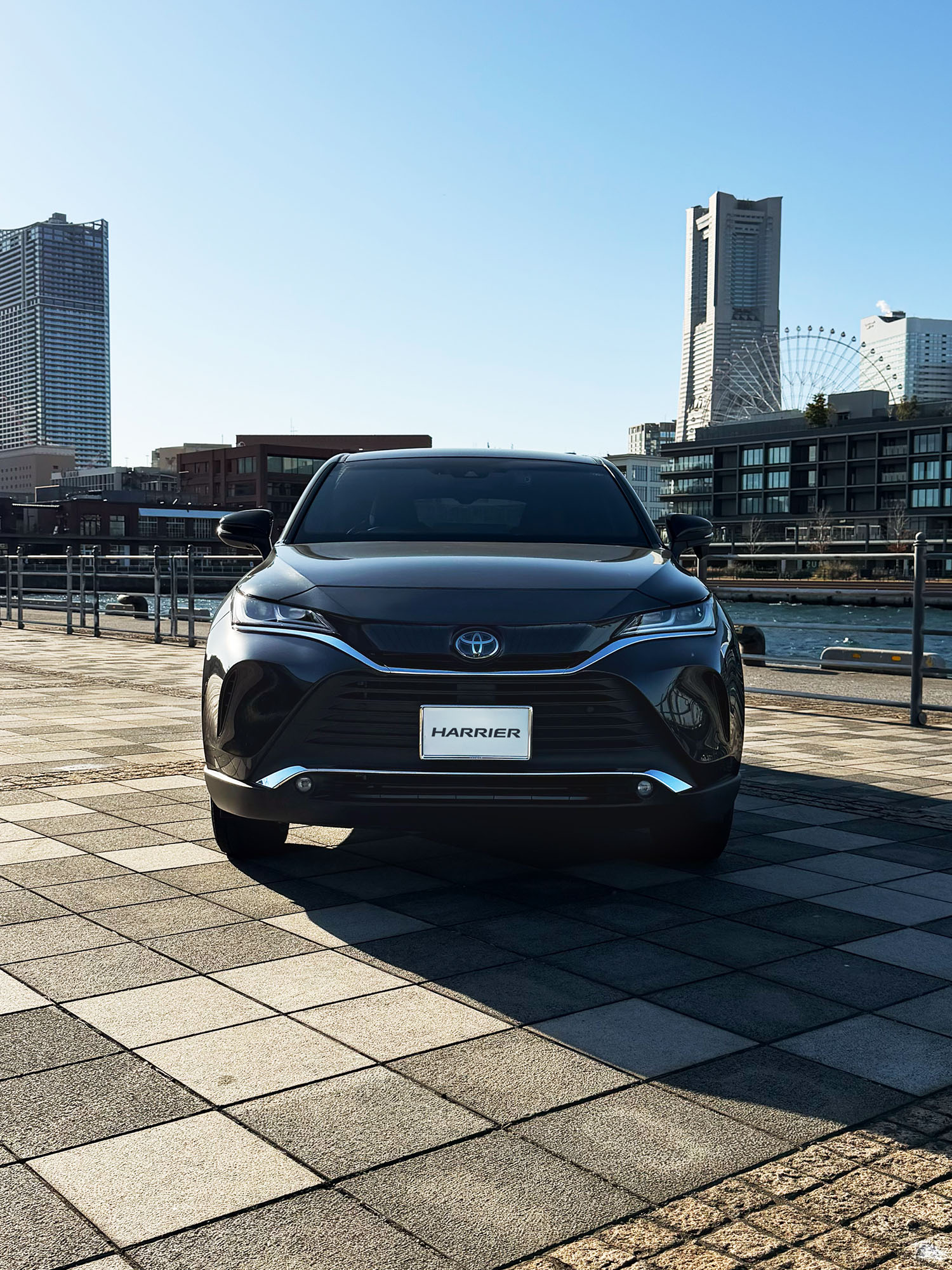 クルマを真ん中前方に置き、形を際立たせる