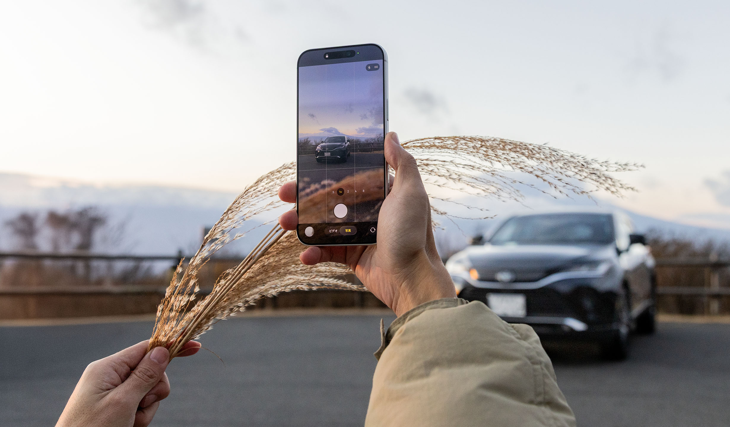 片手で草や花を持ってもOK