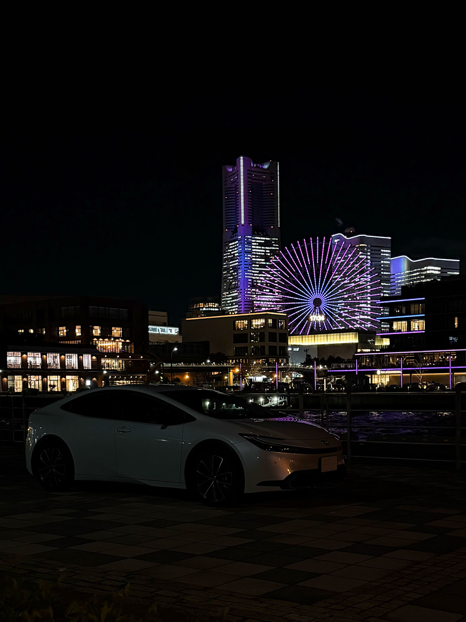 夜景がメインになってしまってクルマが目立たない