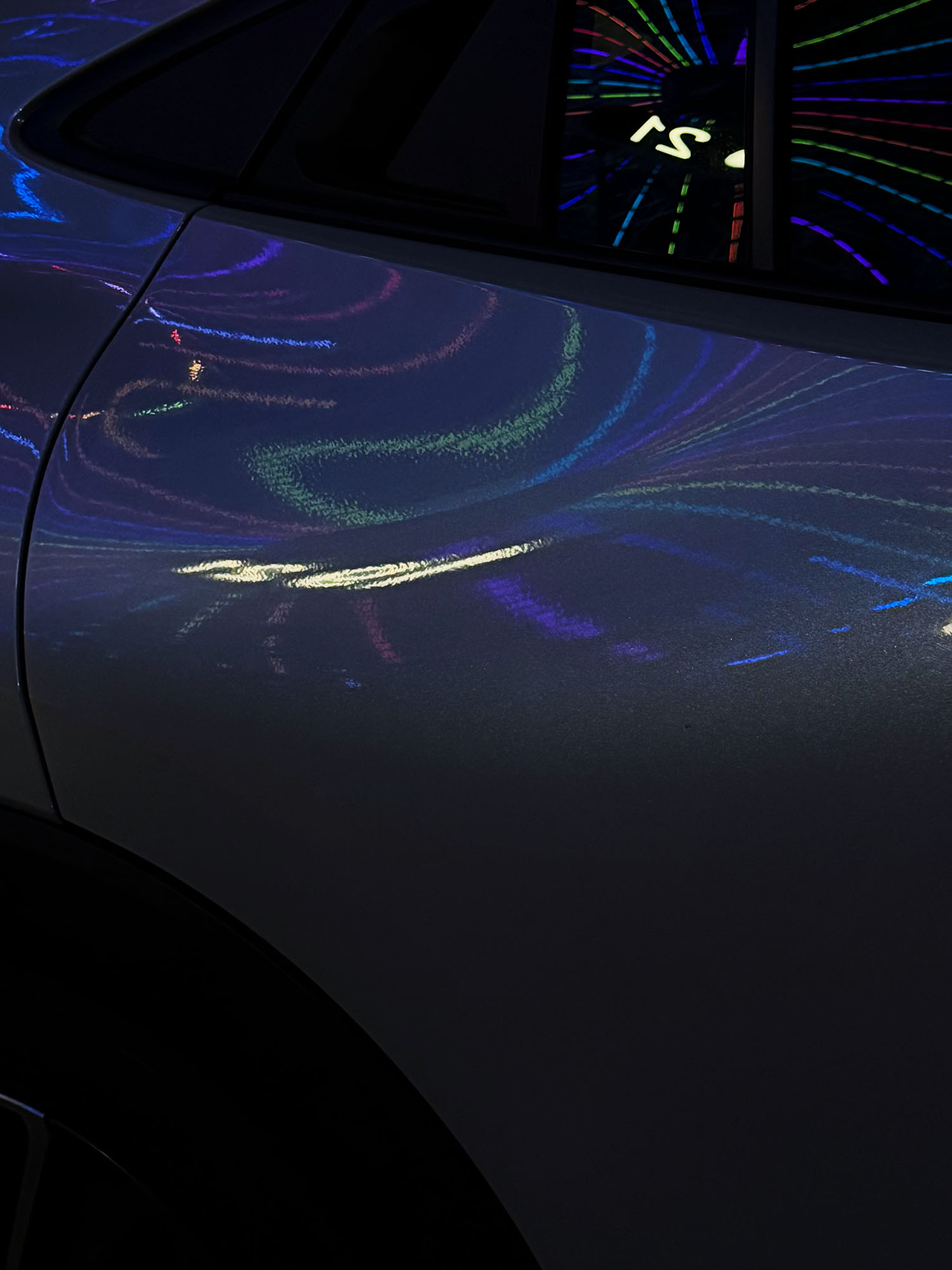 ボディラインに沿った写り込みが印象的