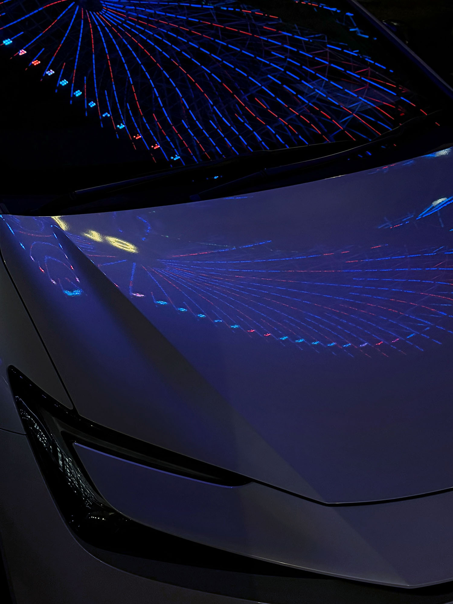 エンジンフードには高い位置にある構造物が