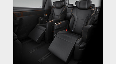 エグゼクティブパワーシート(合成皮革シート表皮)/パワーオットマン/大型アームレスト(カップホルダー各席1個+ポケット付)/折りたたみ式サイドテーブル/快適温熱シート+ベンチレーションシートなど