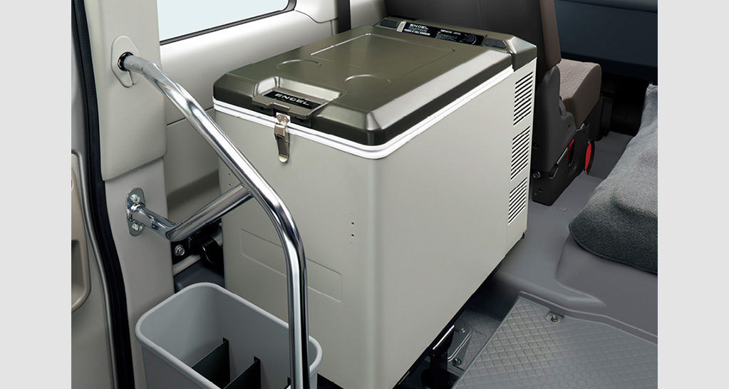 冷蔵庫［PREMIUM CABIN・EX・GX（ロングボディ車／超ロングボディ車）・LX（ロングボディ車／超ロングボディ車）にメーカーオプション］