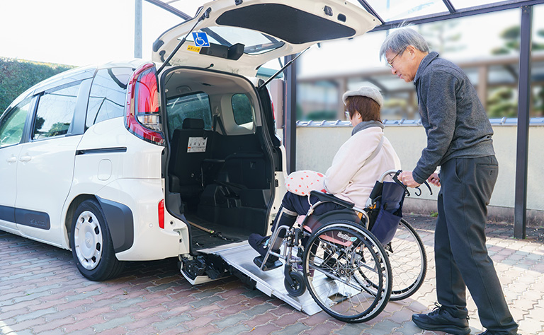 一般の駐車場でもスムーズに乗り降り