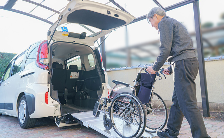 車いすそのものはスロープで車内へ