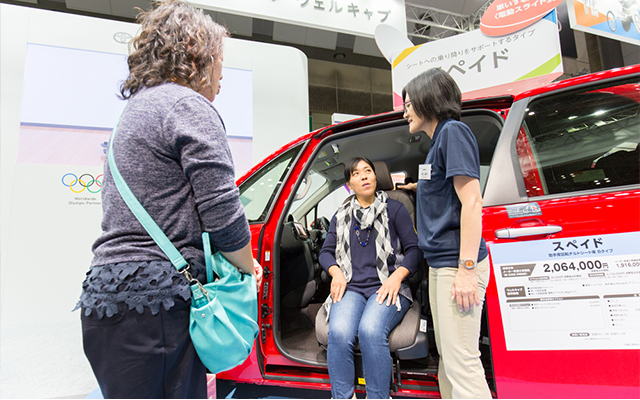 サポートバーを使うことで、車いすの固定が簡単に。