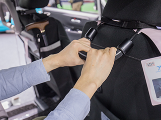 アシストグリップ （シンプルタイプ） 柔らかい感触のグリップで 長時間の乗車でも使いやすく、乗車中の不安定な姿勢をサポートします。