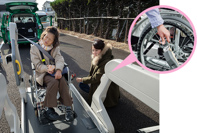 3点式シートベルトがリフト上で装着可能。介助の方が楽な姿勢で早く確実にシートベルトを装着できます。