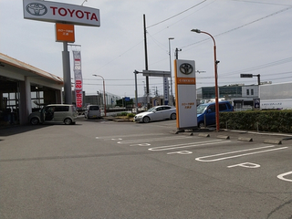 トヨタカローラ静岡 三島店の外観写真