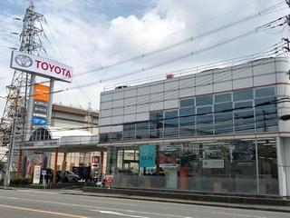トヨタカローラ大阪 枚方店の外観写真