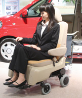 ����ȑ��̓d���X���C�h�h�A��S�J�ɂ��āA�d���������̃V�[�g���V�[�g�������ԗ��֐ڑ����܂��B