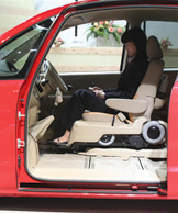 �ԓ��ł͉E����(�^�]�ȑ�)�փX���C�h�B